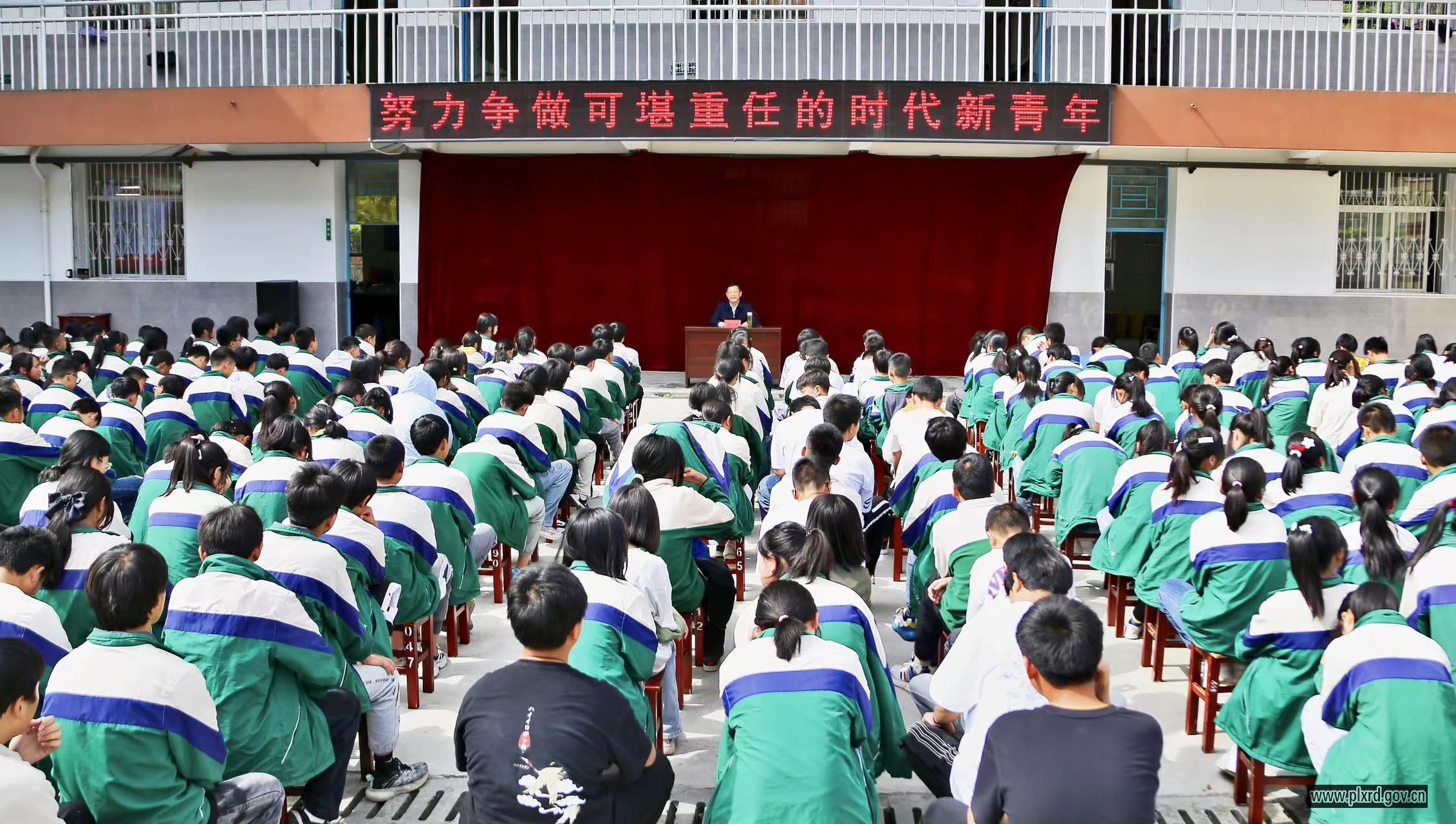 吴代强到长安初级中学讲思政课